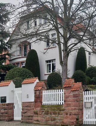 In diesem Haus in der Jahnstraße wohnte Wilhelm Ringelband von 1944 bis zu seinem Tod 1981. Dem Theaterkritiker verdankt die Stadt Bensheim die Ehre, gemeinsam mit der Deutschen Akademie der Darstellenden Künste jährlich den Gertrud-Eysoldt-Ring als Preis für schauspielerische Leistungen vergeben zu können.
