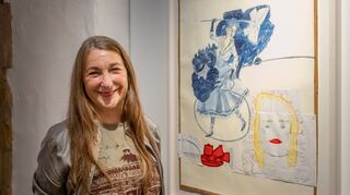 Zur Finissage der Ausstellung „Doubletten“ im Museum Bensheim war auch die ausstellende Künstlerin Rosa Loy gekommen.