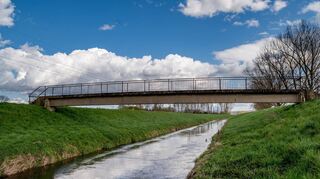 Die Planungen für die Deichsanierung entlang der Weschnitz zwischen Einhausen und Biblis gehen in die entscheidende Phase. Auch ein Ersatzneubau für die marode Heldenbrücke ist vorgesehen. Um die Finanzierung des neuen Stegs muss sich die Gemeinde Einhausen allerdings selbst kümmern.