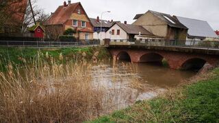 Anfang April führte die Weschnitz in Einhausen wieder viel Wasser (Bild). Am Pegel Lorsch wurde die erste Hochwassermeldestufe erreicht. Eine Überschwemmung von nicht dafür vorgesehenen Flächen brauchte jedoch niemand befürchten.