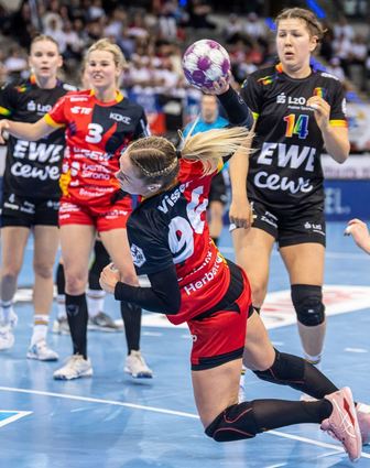 Wie hier beim Final Four bestreiten die Flames (am Kreis beim Wurf: Dionne Visser) ihr Heimspiel am Samstag erstmals auf einem blauen Hallenboden.
