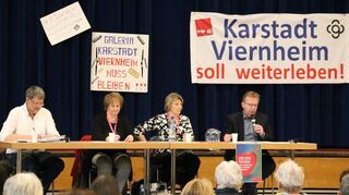 Matthias Baaß (v.r.), Christine Niederberger, Kerstin Kujau und Horst Gobrecht informierten Mitarbeiter und Kunden von Karstadt über den Stand der Dinge.