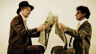 Zeitung lesen bildet: das Huub Dutch Duo bei der Lektüre.