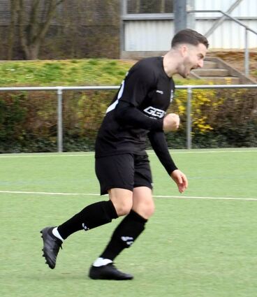 David Halla bejubelt das frühe 1:0 beim spektakulären 6:2 des FC 07 Bensheim gegen Tabellenführer RW Walldorf.