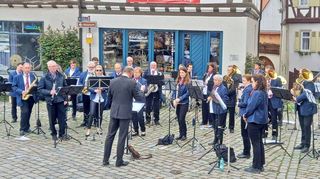 Die Stadtkapelle Heppenheim, dirigiert von Wilco Grootenboer, startete mit einem Platzkonzert am Ostersonntag in die neue Saison.