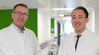 Prof. Dr. med. Stefan Baumann (rechts) ist neuer Chefarzt der Abteilung Inneren Medizin II/Kardiologie am Kreiskrankenhaus Bergstraße. Er tritt die Nachfolge von Privatdozent Dr. med. Wolfgang Auch-Schwelk (links) an, der in den Ruhestand geht.