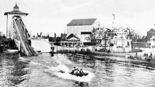 Die Attraktion: Die Wasserrutschbahn im Vergnügungspark der großen Jubiläumsausstellung 1907.