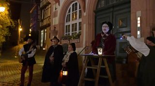 Laternenführungen sind in Heppenheim bei Dunkelheit auf vielfältige Weise möglich, wie hier in einer besonderen Inszenierung vor dem Rathaus – und nun auch individuell mit dem Smartphone.