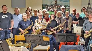 Die Musikcorps-Mitglieder mit ihrem Orchesterleiter Jean Diehl während des Probenwochenendes im Feuerwehrhaus.