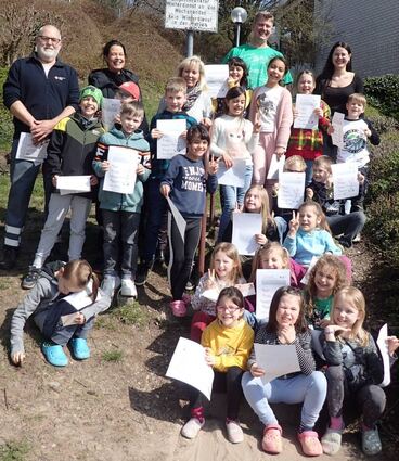 Nach einem Erste-Hilfe-Kurs hielten die Kinder Zertifikate in den Händen. Gerhard Katzenmeier (links) leitete den Lehrgang.
