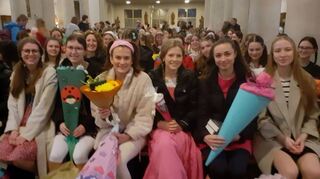 Im Misereor-Gottesdienst der Liebfrauenschule erfuhren die Schülerinnen viel über die Situation von Frauen in Madagaskar. Außerdem verabschiedeten sich die Abiturientinnen von der Schulgemeinschaft.