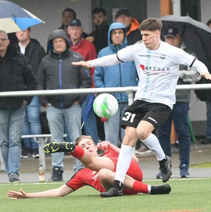Der Einhäuser Florian Unrath (rechts) zieht mit dem Ball vorbei am Lorscher Leon Schwob.