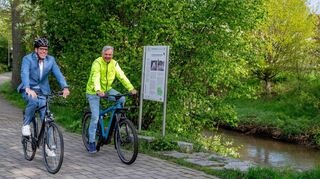 Start zum diesjährigen Stadtradeln mit dem Einhäuser Bürgermeister Helmut Glanzner und Landrat Christian Engelhardt (links).