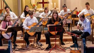 Das Orchester „Gomp Picking Art“ genießt ihren ersten Auftritt seit 2019 in der evangelischen Kirche in Beedenkirchen.