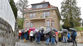 Mit einem Experten begaben sie sich auf die Suche nach Spuren des großen Architekten in Heppenheim: Frank Oppermann, Vorsitzender der Metzendorf-Gesellschaft, führte Interessierte über den Maiberg. An der Ernst-Ludwig-Straße stehen viele Villen, die von Heinrich Metzendorf entworfen wurden.