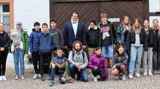Bürgermeister Michael Helbig (hinten stehend, Siebter von links) begrüßt die Jugendlichen aus der Partnerstadt Moelan-sur-Mer, die noch bis zum 25. April in Lindenfels zu Gast sind, sowie einige Mitglieder des Freundeskreises.