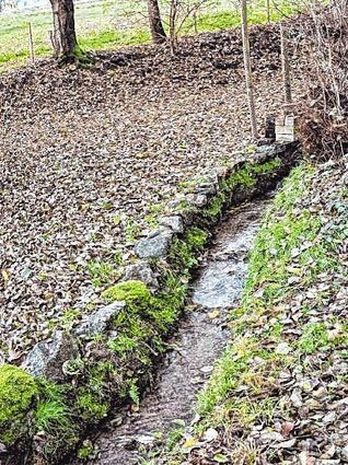 An der oberen Balkhäuser Straße wird der Felsbach durch kleine Mauern eingefasst.