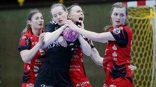 Nach dem Einbruch gegen Metzingen müssen die Flames (von links Isabell Hurst, Maren Weigel/Metzingen, Lilli Holste, Alicia Soffel) in Zwickau wieder 60 Minuten voll zur Sache gehen.