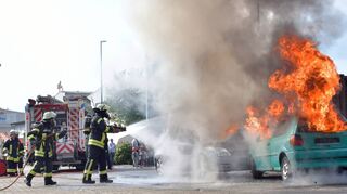 Die Heppenheimer Feuerwehr lädt am 1. Mai von 10 bis 18 Uhr zu ihrem traditionellen Tag der offenen Tür ein. Im vergangenen Jahr wurden zwei Fahrzeuge erst zur Personenrettung aufgeschnitten und schließlich zur Demonstration eines Löschangriffes angezündet.