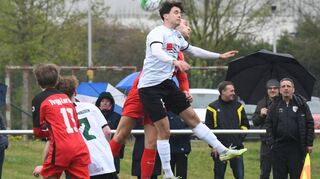 Das Derby zwischen der Tvgg Lorsch und der SSG Einhausen (hier setzt sich Marvin Knaup im Kopfballduell durch) war eine knappe Angelegenheit, letztlich triumphierten aber die Gäste.