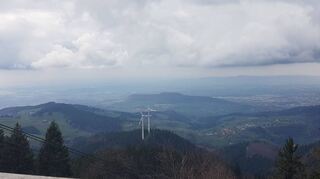 Freiburg bietet sich perfekt als Ausgangspunkt für weitere Ausflüge, wie etwa auf den Gipfel des Schauinsland (l.) oder in den Europa-Park.
