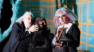 Szene aus der Heidelberger Opernproduktion mit Stefan Stoll (Doktor Bartolo) und Katarina Morfa (als Rosina).