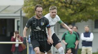 Laufduell der Kapitäne: Riedrodes Torschütze Perica Bozanovic (links) setzt sich gegen Hüttenfelds Tobias Lerchl durch.