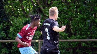 Zwei Tore von Mamadou Bah (li.), der hier beobachtet von Manuel Dürr zum 1.2 trifft, reichten dem SC Rodau nicht zu einem Teilerfolg gegen den FC 07 II.