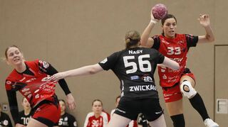 Nicht zu stoppen waren die Flames (links Dionne Visser) beim klaren Auswärtssieg gegen den BSV Sachsen Zwickau; zu den besten Torschützinnen zählte Lucie Kretzschmar (am Ball).