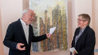 Werke der Künstlerin Gabriele Mundt (re.) sind seit Sonntag im Damenbau des Fürstenlagers zu sehen. Die einführenden Wort sprach Berthold Mäurer.