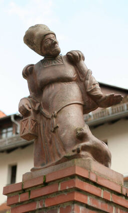 Der Brunnen mit der Keramikfigur der Fraa vun Bensem, gestaltet von Tilman Zobel, prägt die Vorstellung der Bensheimer von dieser Sagengestalt bis heute.