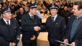 Stadtbrandinspektor Michael Höbel (links), Stellvertreter Stefan Schepula (Zweiter von links) und Bürgermeister Michael Helbig (rechts) gratulieren dem neuen zweiten stellvertretenden Stadtbrandinspektor Tobias Pfeifer.