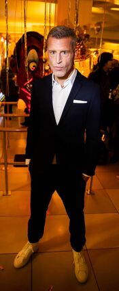 Benjamin von Stuckrad-Barre hat mit „Noch wach?“ einen Roman vorgelegt, der für viel Diskussionsstoff sorgt.