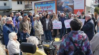 100 Bewohner von Kirschhausen, Sonderbach, Wald-Erlenbach und Mittershausen-Scheuerberg protestierten gegen die Entscheidung der Sparkasse.