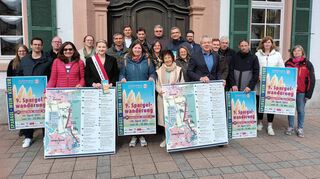Im Lampertheimer Rathaus stellen die Beteiligten das Programm für die Spargelwanderung vor.