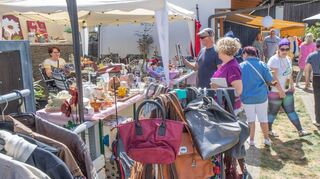 Beim Ortsflohmarkt am 21. Mai werden in Einhäuser Höfen und Gärten wieder über 100 Stände öffnen.