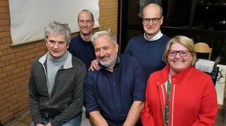 Bei der Jahreshauptversammlung des Pro-Kind-Vereins, der künftig „Familienzentrum Zwingenberg“ heißen wird, wurde ein neuer Vorstand gewählt – unser Bild zeigt (v.l.) Ralf Jansen (zweiter Vorsitzender), Ethan Arnold (Kassenwart), Thomas Richter (Vorsitzender), Bernhard Huber (Beisitzer) sowie Erste Stadträtin Karin Rettig (Beisitzerin).