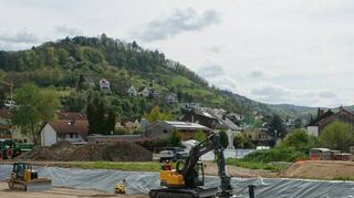 Während die Bauherren auf dem früheren Gelände der Gärtnerei Mai bereits loslegen, geht der Widerstand der Initiative von Nachbarn weiter.