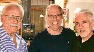 Der Vorsitzende der Lorscher Klosterspatzen, Werner Klippel (l.) ehrte Hans Jäger (M.) und Frank Ludwig für 40-jährige Mitgliedschaft mit Urkunden und einem Weinpräsent.