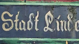 Auf der Rückseite des Zunftschilds ist der Schriftzug „Stadt Lindenfels 1761“ zu lesen.