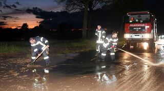 Zwischen Bensheim und Heppenheim musste die B 3 am Freitagabend von Schlamm und Geröll befreit und gereinigt werden.