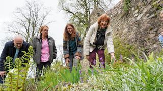 Bei der Führung im Lindenfelser Heilkräutergarten erklärte Inge Morckel (Zweite von rechts) die Wirkung verschiedener Heilpflanzen und deren Anwendung zu Zeiten, als die modernen Medikamente noch nicht erfunden waren.