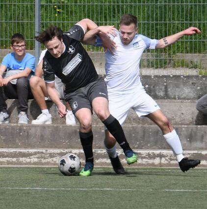 Der TSV Gadernheim leistete im Derby viel Widerstand; so wie hier Kevin Trautmann (li.) im Zweikampf mit dem Elmshäuser Niklas Rettig.