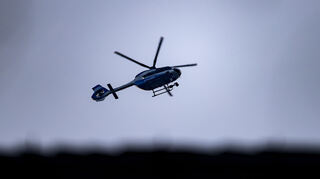 Die Polizei fahndete mit einem Hubschrauber nach Flüchtigen.