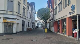 Blick in die Hintergasse: Früher lagen hier bedeutende Adelshöfe, unter anderem führte die Straße zum Dalberger Hof. Heute spielt die Hintergasse für das innenstädtische Leben keine große Rolle mehr.