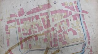Auf dem Parzellenplan von 1861 sind die damals als Auerbacher Straße benannte heutige Hauptstraße und die Hintergasse die zwei am deutlichsten zu erkennenden Straßenzüge, die sich nach der Mittelbrücke wie eine Gabel öffnen.