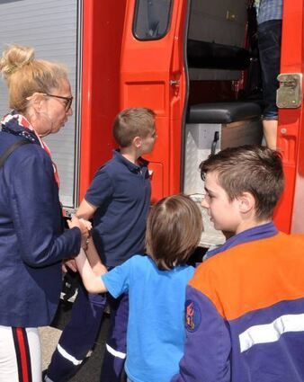 Zum Programm gehört auch eine Tour im Feuerwehrauto.