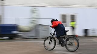 Im Zeltdorf des Kreises auf dem Festplatz am Berliner Ring sind seit einem Jahr Geflüchtete untergebracht. Die Stadt sucht ebenfalls händeringend nach Unterkünften für direkt zugewiesene Flüchtlinge.