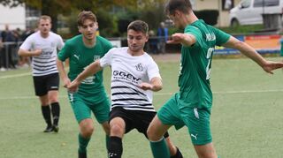 Ein weiteres spannendes Derby dürfte es am Sonntag zwischen dem FC Alsbach und dem FC 07 Bensheim (hier Luca Albrecht am Ball im Hinspiel im November) geben.