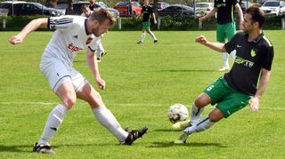 Wie in der Vorwoche gegen Winterkasten wird der VfR Fehlheim II auch am Sonntag in Reichenbach mit Spielern aus dem Verbandsliga-Kader auflaufen (rechts Riccardo Zocco im Zweikampf mit dem Winterkastener Lukas Fiege).